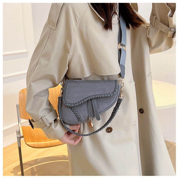 Styles de sacs à main chauds sur Facebook Sacs pour femmes 2024 automne nouvelle tendance de la mode sac de selle portable version coréenne simple givré épaule unique crossbod_voghion.com