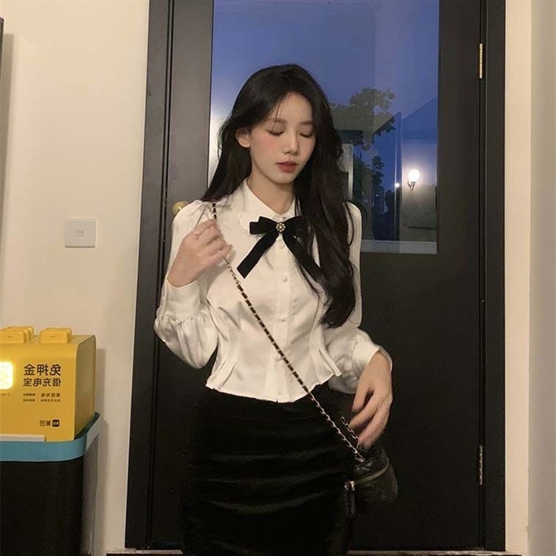 대학 스타일 달콤한 인형 칼라 셔츠 긴 소매 최고 여성의 봄과 가을 새로운 2024 짧은 웨이스트 디자인 센스 셔츠