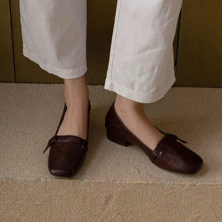 Омойка головы слой кожи ретро туфли на низком каблуке женские 2024 новые квадратные головы неглубокие туфли одиночные туфли французские молочные туфли осень