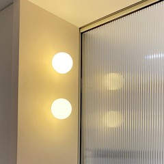 ボールガラスの壁のランプのフランス式の極めて簡単なデザイナーのタイプの客間の背景の壁の明かりのトイレの球形の寝室のベッドのヘッドライト