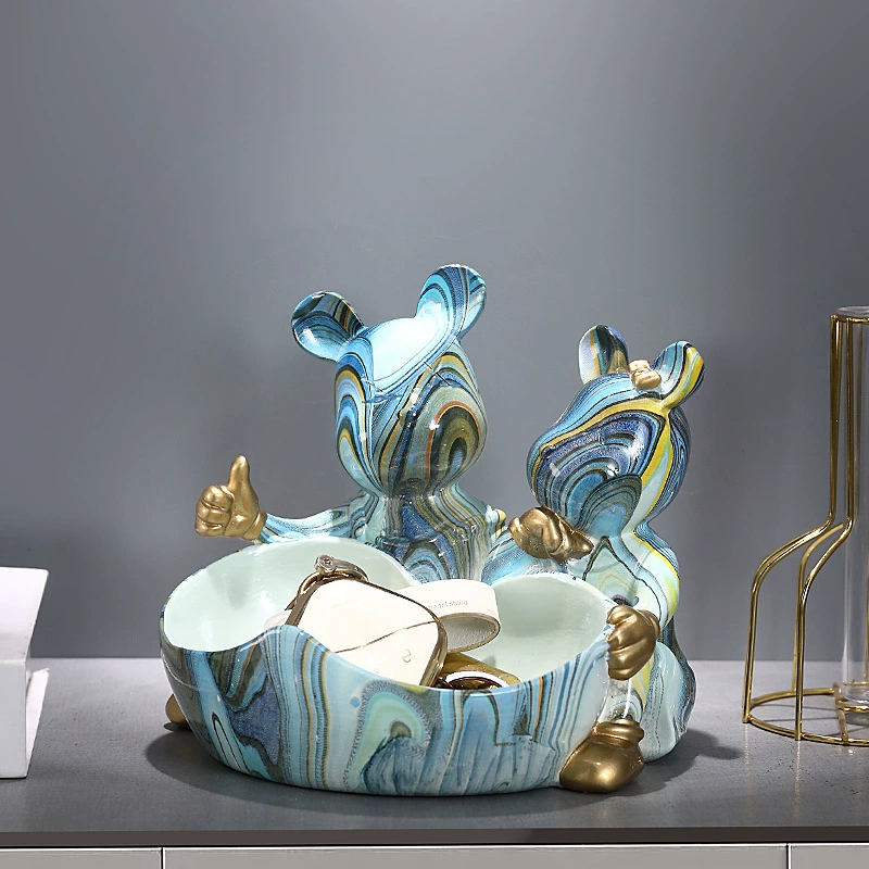 Креативный цветной медвежий ключ на крыльце