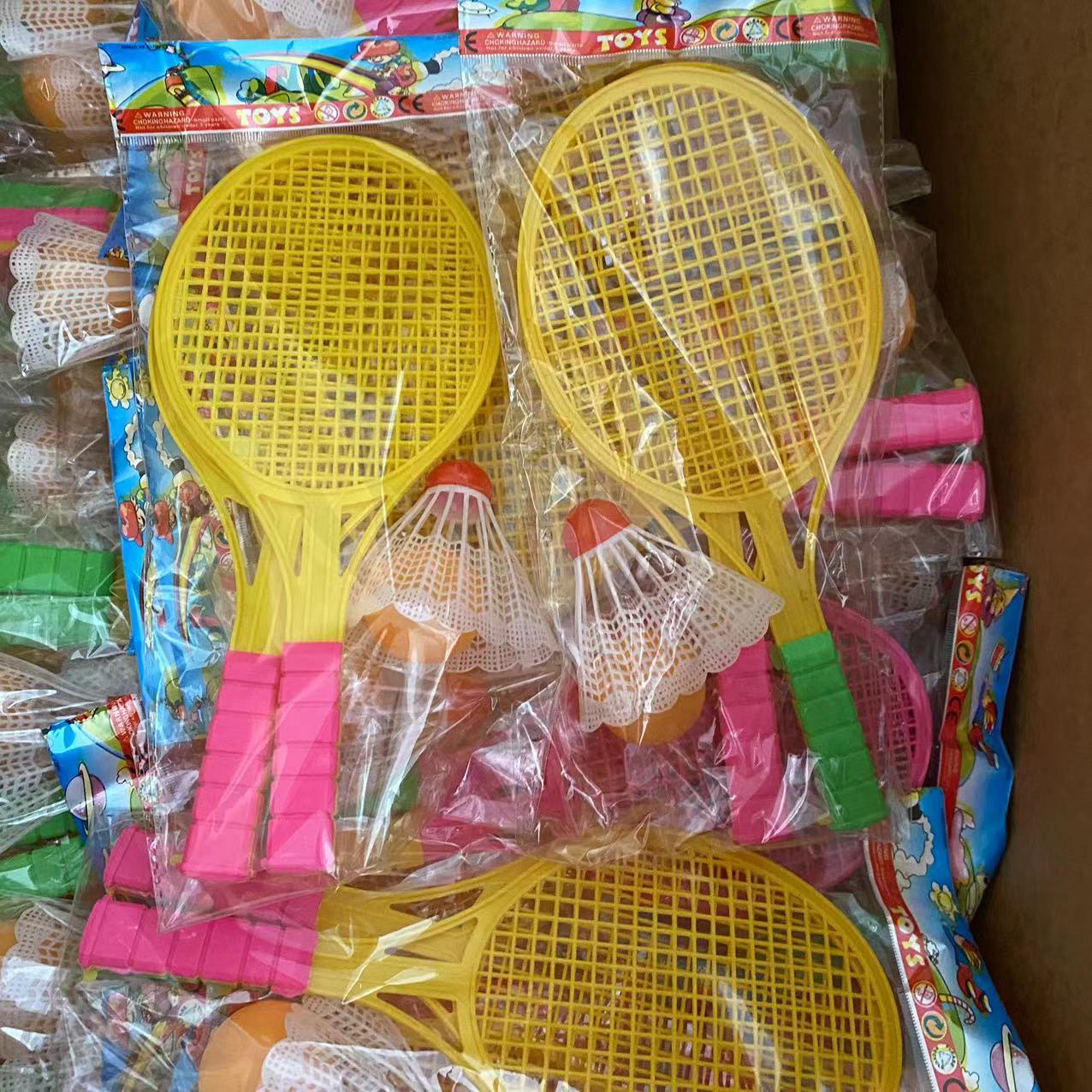 Raqueta de bádminton juguete niños puesto al aire libre al por mayor 2 yuanes raqueta de doble propósito deportes juego interactivo entre padres e hijos