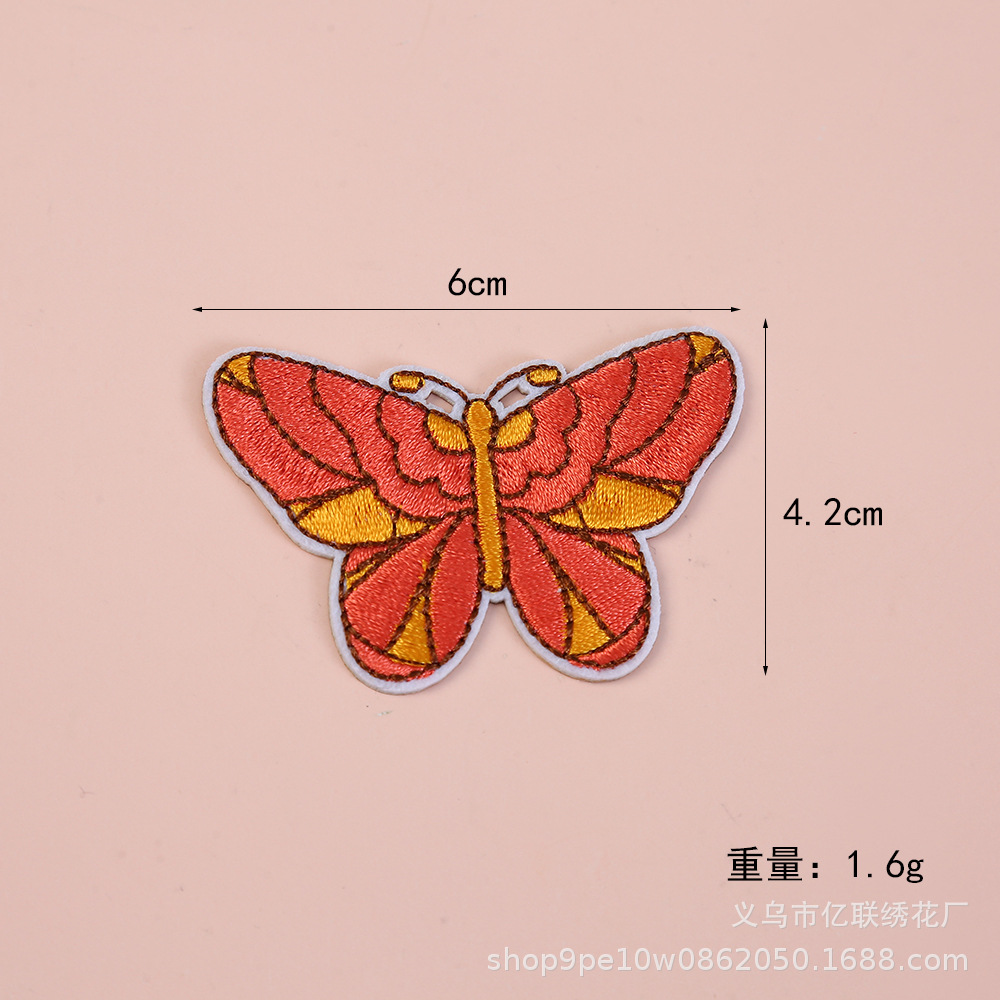 Fuente de fábrica colorida mariposa punto bordado adhesivo de tela autoadhesivo hermoso accesorios de ropa adorable adhesivo al por mayor