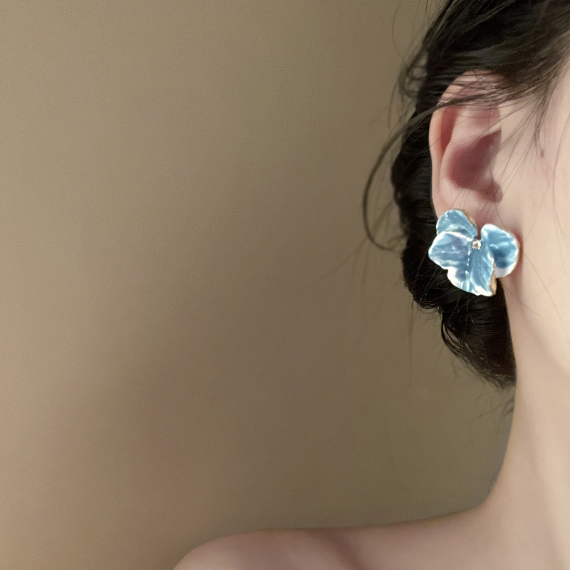 Aguja de plata, niebla de agua, iris, flores azules, pendientes pequeños, frescos, de alta gama, temperamento de moda, nuevos pendientes, mujeres al por mayor