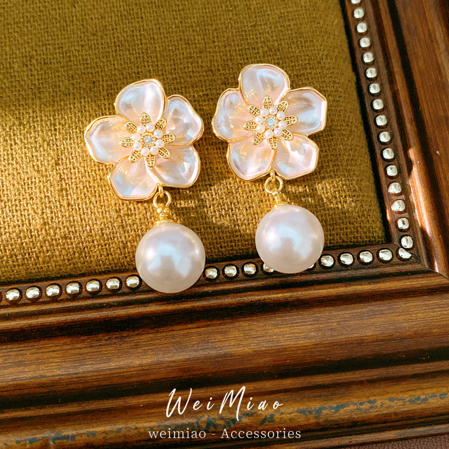 Agujas de plata de piedra de perla goteando aceite flor perla temperamento delicado pendientes de nicho ligero lujo alta sensación de auriculares al por mayor