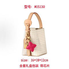 专柜新款女士单肩包时尚百搭手提包轻便减负水桶包大容量女包驴家