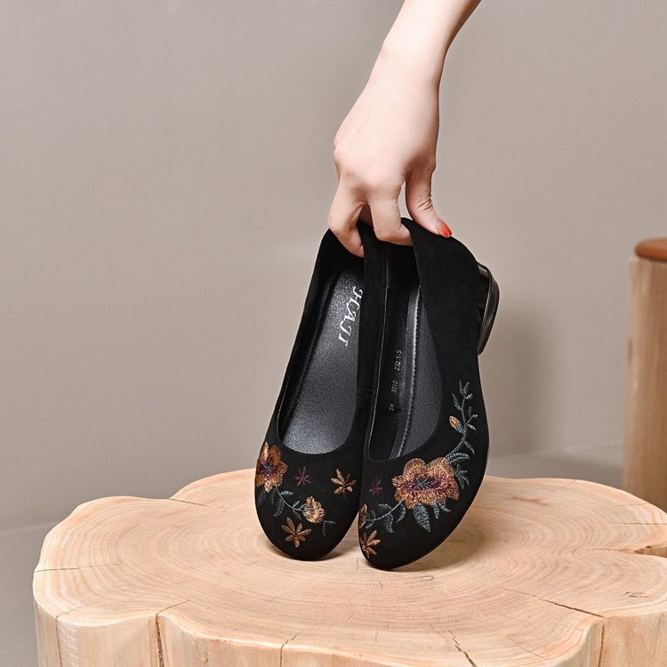 Zapatos de una sola capa de tacón grueso para mujer 2024 primavera nuevos zapatos de mamá de tacón bajo de corte bajo zapatos de punta redonda zapatos bordados zapatos cómodos zapatos de cuero mate