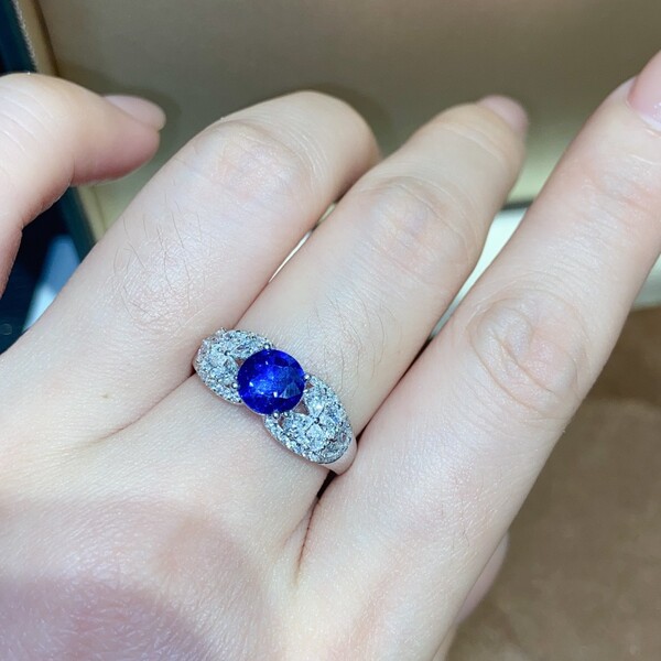 Organic sapphire stone inlay