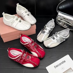 2025年フランス風ソフトソール、エレガントなラウンドトゥ、マジックテープとダブルバックル付きのレディースメリージェーンシューズ、レッド、ドイツ製、通気性と快適性に優れています。
