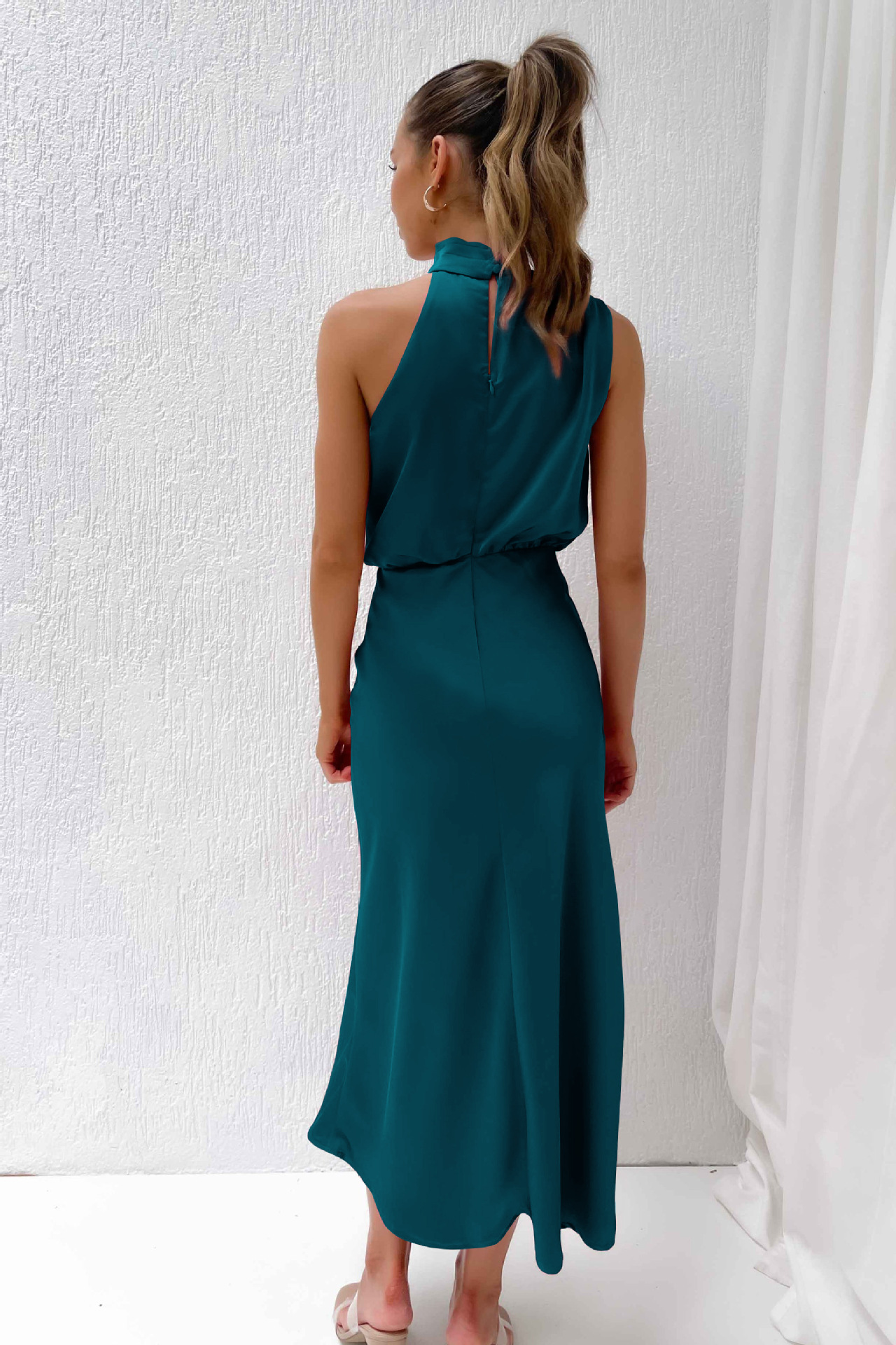 Women's Satin Dress Elegant High Neck Sleeveless Solid Color Midi Dress Banquet display picture 3
