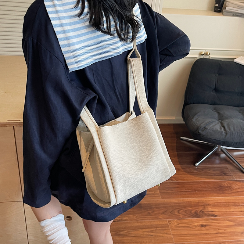 Bolso de cesta de verduras de mano popular transfronterizo para mujer 2025 nuevo bolso de hombro casual de todo fósforo bolso de cubo de paso de alta gama