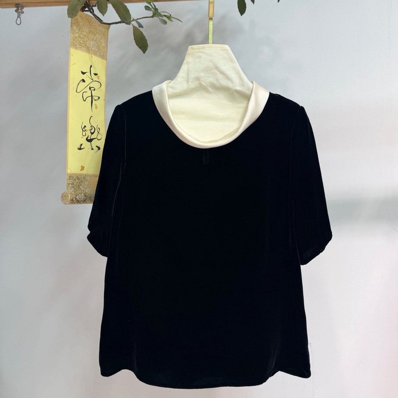 Shenzhen Nanyou Acetate Boat-Neck Silk Velvet Top with Regular Shoulders and Short Sleeves, Made of Mulberry Silk, Slimming and Elegant with a Draping Effect Shenzhen Nanyou Acetate Boat-Neck Silk Velvet Top with Regular Shoulders and Short Sleeves, Made of Mulberry Silk, Slimming and Elegant with a Draping Effect