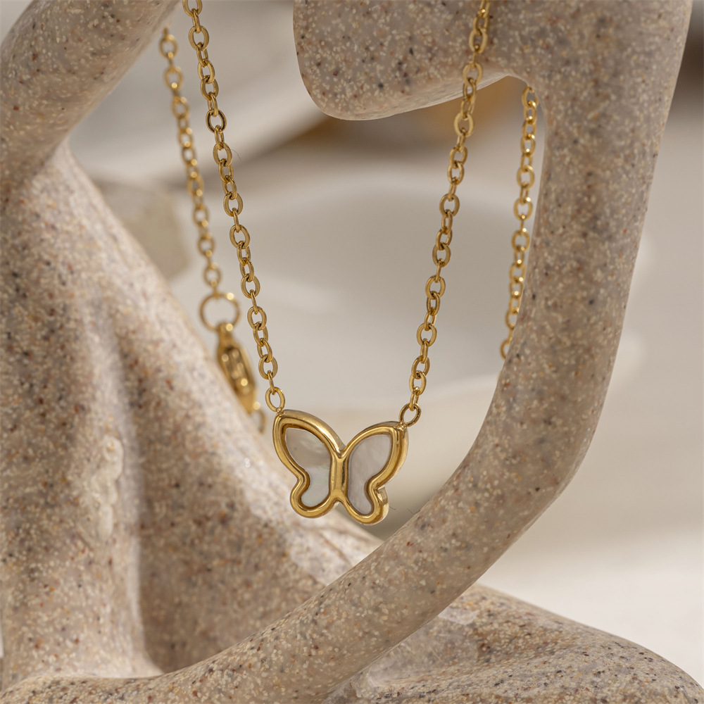 Taena collar de acero inoxidable de estilo europeo y americano apilado para llevar una cadena de clavícula de concha de mariposa de alta calidad para mujer al por mayor transfronteriza