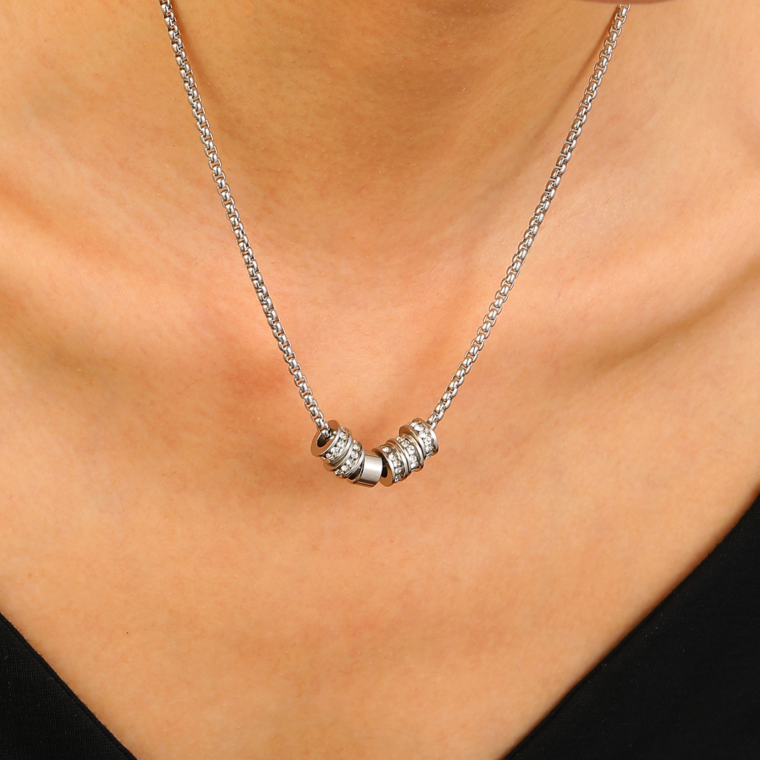 Sparkling Diamond Titanium Steel Round Pendant Necklace For Men, Light Luxury Niche Design, Fashionable Versatile Unisex_voghion.com