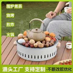 円形の囲炉裏でお茶を煮ます。屋外では木炭を携帯します。