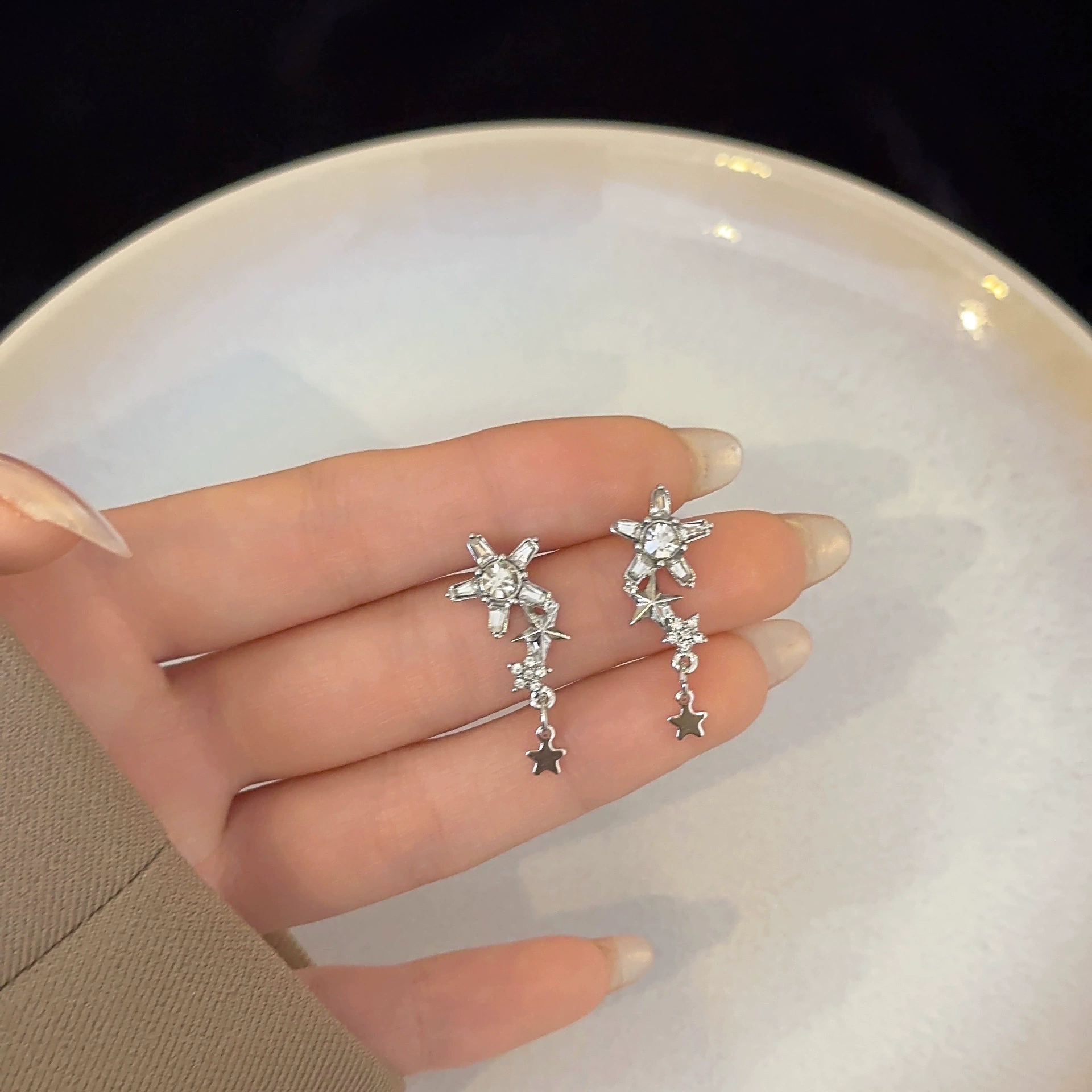 Серебряная игла, изысканные маленькие серьги с дизайном, проба серебра 925, городской стиль, стиль легкой роскоши, тренд сезона