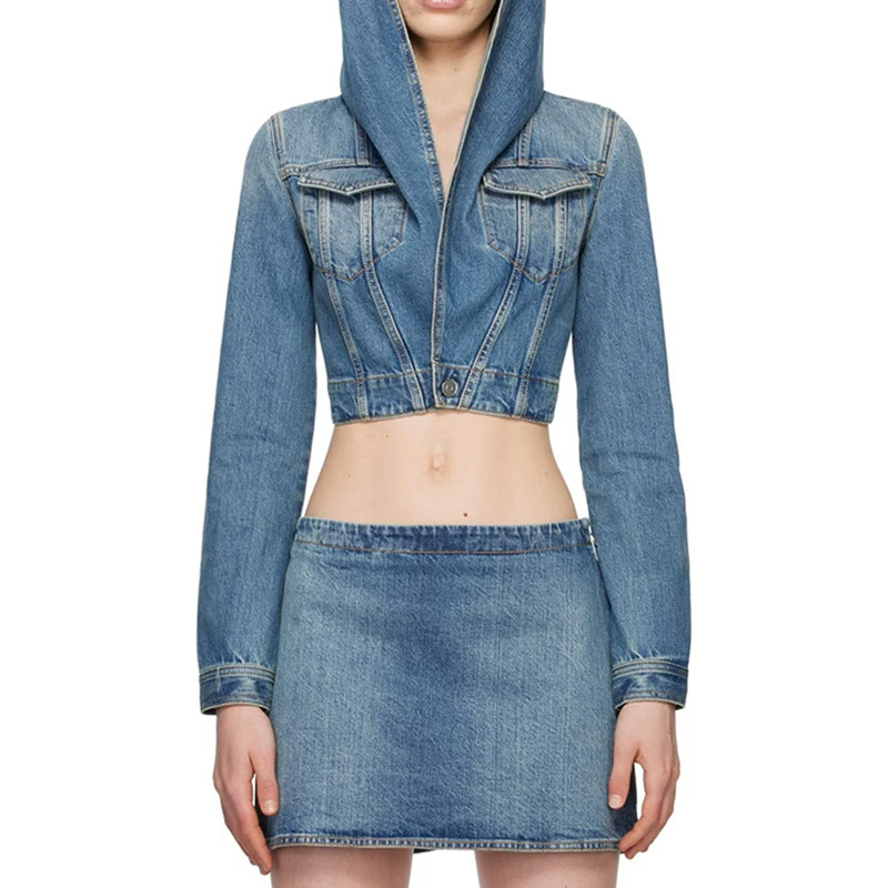 Джинсовый костюм-двойка 2024 года, европейского высокого качества, в экзотическом стиле, с коротким капюшоном и юбкой-шортами.