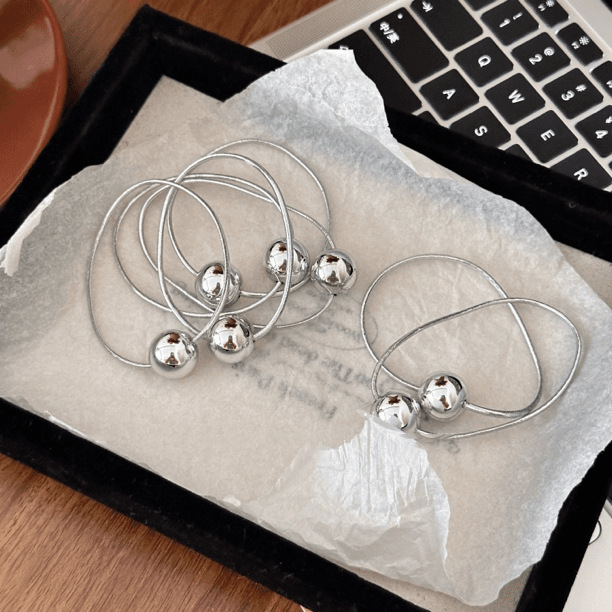 Simple de alto nivel sensación de cuerda de cabeza de bola plateada para mujeres 2025 nuevo anillo de cabello ins red rojo con cuerda de cabello de goma cola de caballo