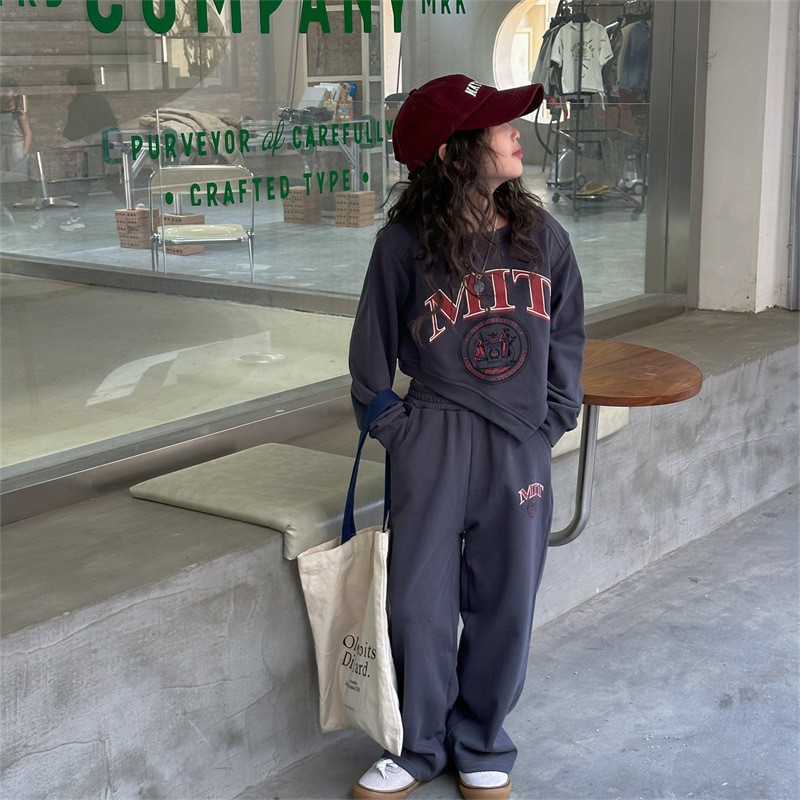 Djevojački široki pulover s razigranim slovima, nepravilnog oblika, dugih rukava, T ravne široke hlače od dva dijela_voghion.com