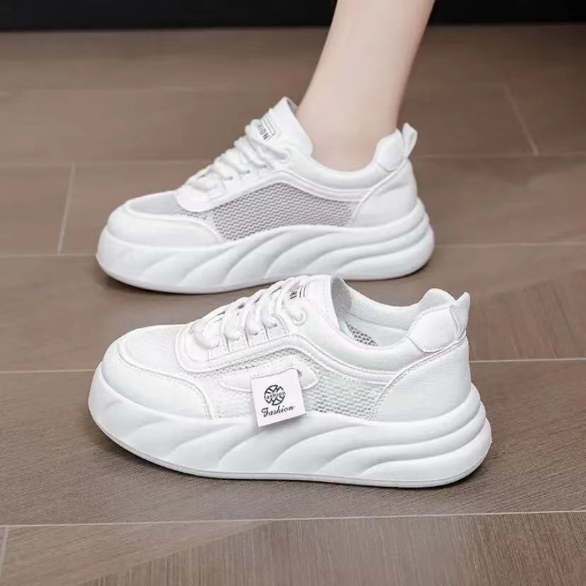 Zapatos de malla transpirables de color blanco para mujeres 2024 nuevos zapatos de pan de verano con suela gruesa versátil alta zapatos de suela suave para mujeres