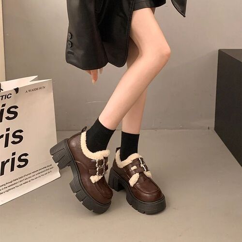 Loafers with a low-profile platform, suitable for heightening and adding a versatile, stylish touch. Features a classic British style, designed for women. New arrival for 2024, perfect for spring and autumn.