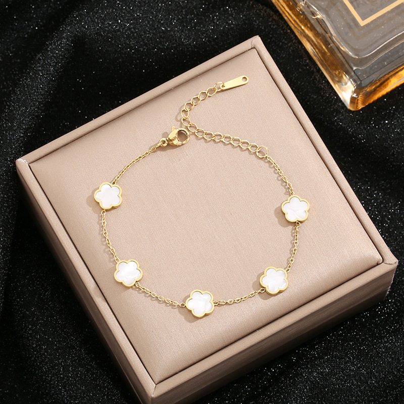 Collar de acero de titanio de flor de trébol de cinco hojas nicho femenino colgante de ciruela Cadena de clavícula temperamento de la moda europea y americana collar de cinco flores femenino