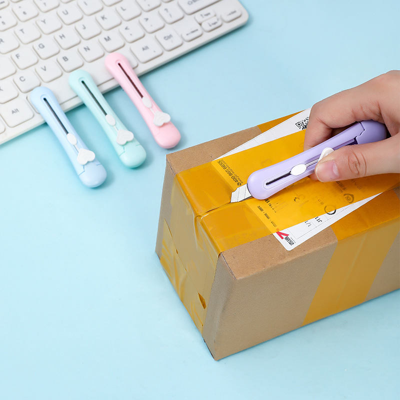 マカロンミニ美工刀は手帳裁断ナイフを作って宅配便の小包神器を分解して携帯用手作りナイフを開梱する|undefined