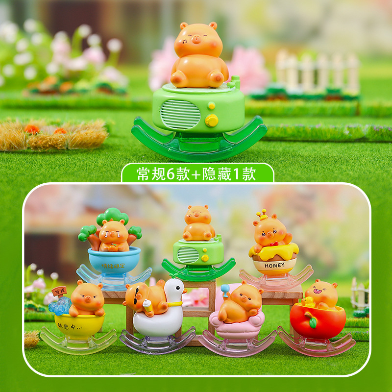 麦門の豚のブタの子供のブラインドの箱は無邪気でかわいいカピバラの子供の手でテーブルの装飾の子供のおもちゃの贈り物をします。