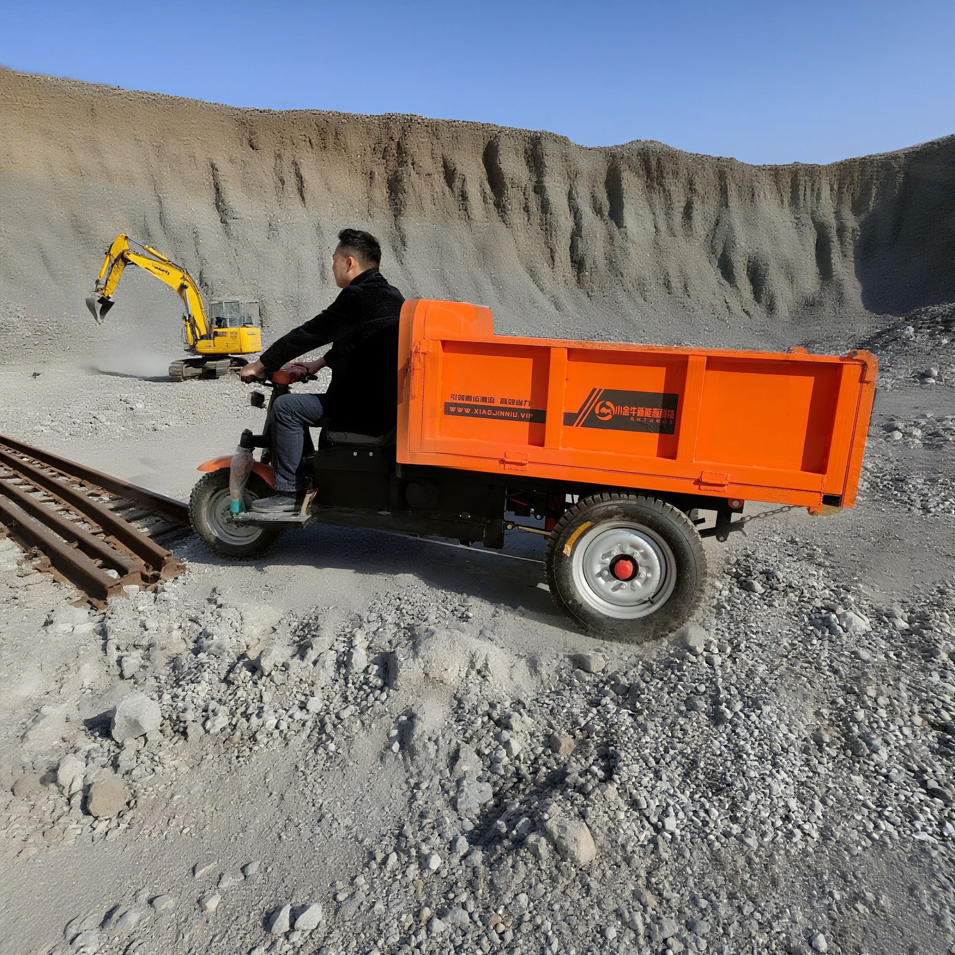 工程电动三轮车搬运车液压自卸运输车载重工地翻斗车养殖农用拉货
