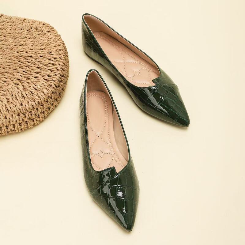 Solid Color Crocodile Pattern Shallow Pointed Toe Slip-On Comfortable Flat Shoes with Wedge Heels, Small Leather Shoes, Crocodile Women's Leather Shoes