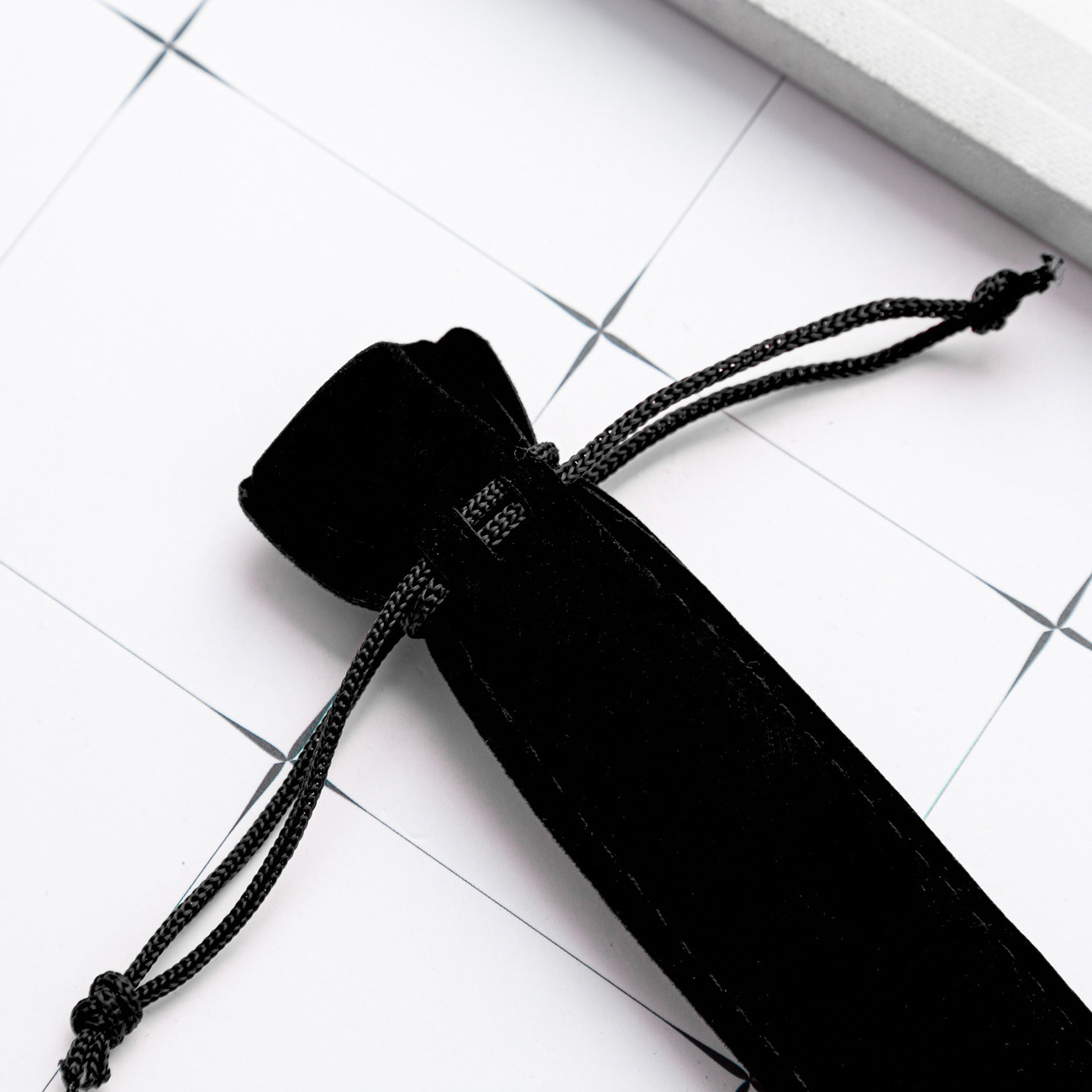 En stock caja de lápices de franela multicolor engrosada de dos lados bolsa de embalaje de la pluma de cristal con cordón bolsa de regalo de la pluma impresa LOGO