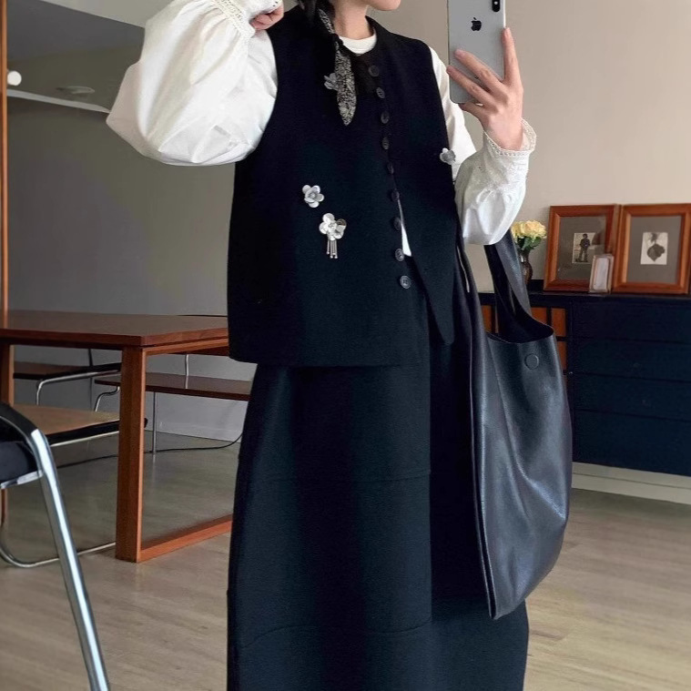 早春新款小众立体珠片花朵黑色马甲叠穿百搭高腰显瘦半身裙三件套