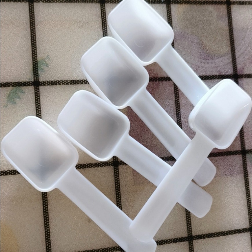 Caja de condimento de plástico de cuatro compartimentos tipo prensado integrada con condimento de cucharas para cocina casera caja de almacenamiento de condimento combinada