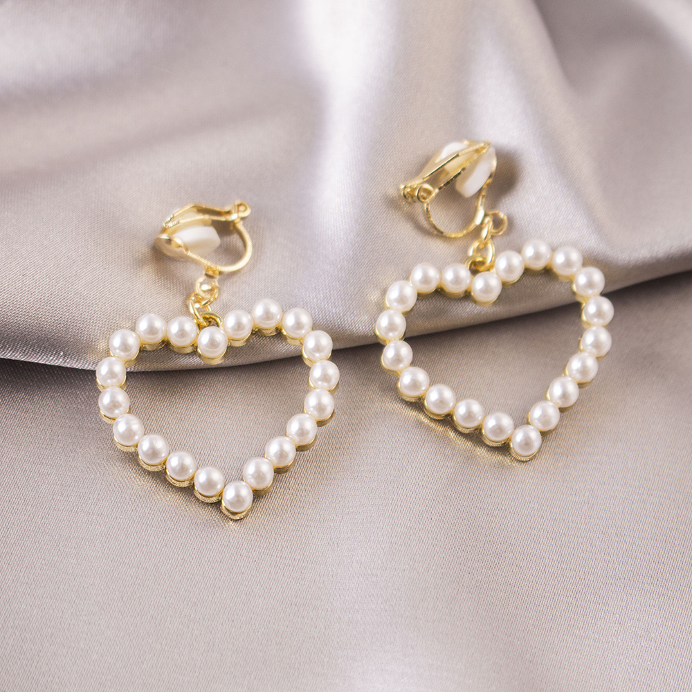 Japón y Corea del Sur Red Red Pearl Love Clip para la oreja Sin perforaciones de la oreja Temperamento de moda Pendientes triangulares de nicho Pendientes elegantes de todo fósforo Mujeres