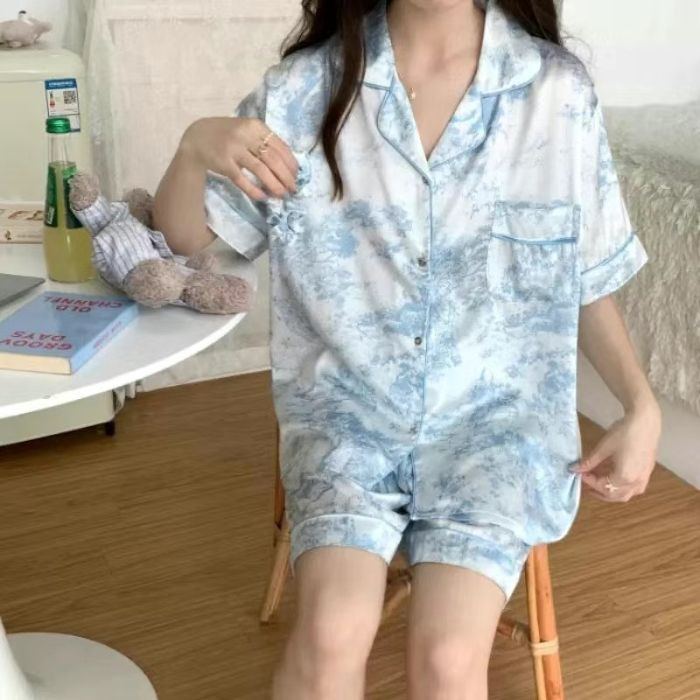 Venta al por mayor transfronteriza de tiras rojas KT pijamas de seda de hielo pantalones cortos de manga corta de verano para mujer cárdigan de dibujos animados dulce traje de servicio a domicilio fresco