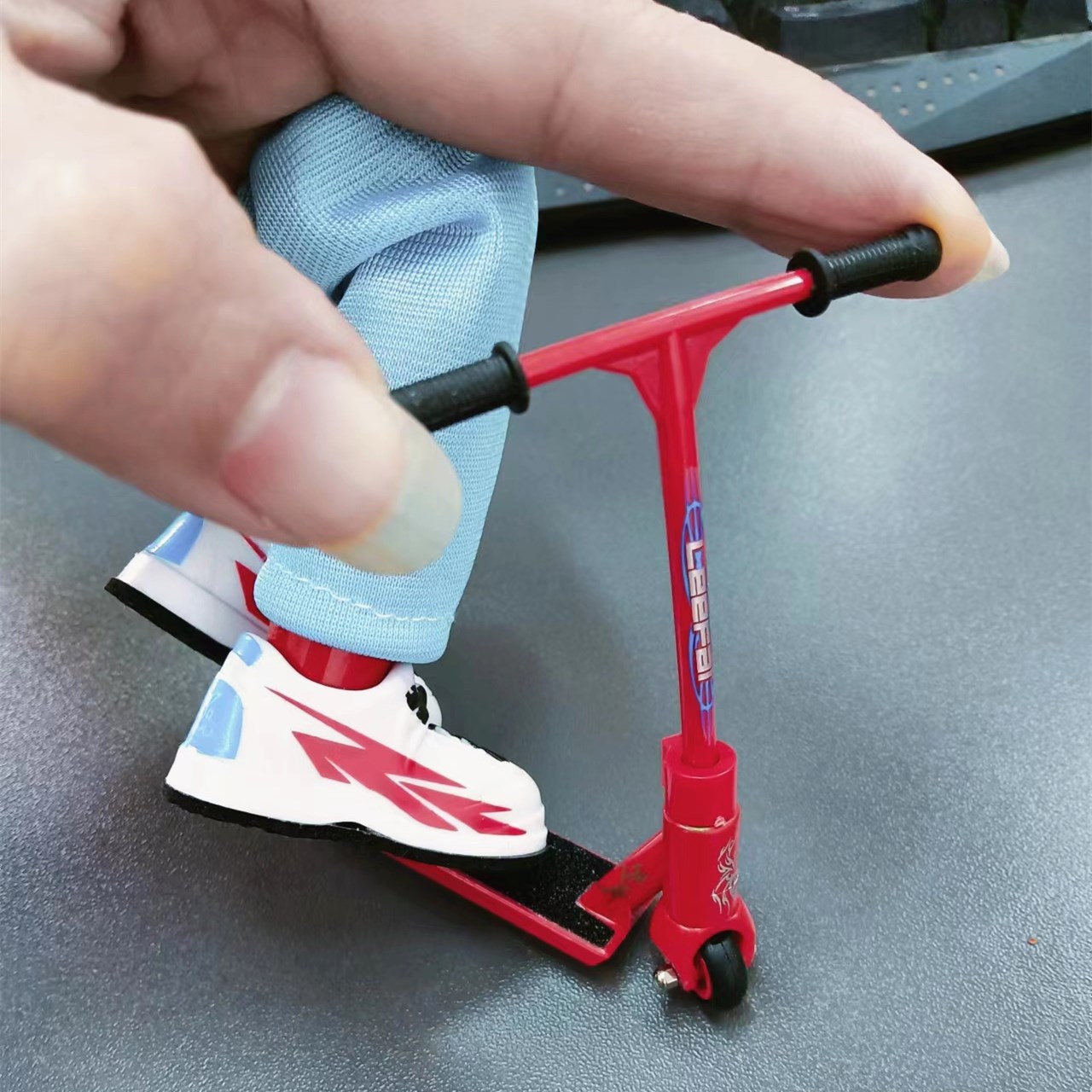 Mini Finger Scooter Simulation Alloy Toy For Desktop Play_voghion.com