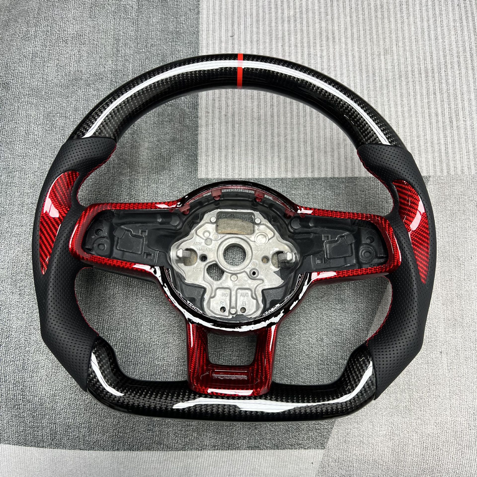 Factory customized carbon fiber steering wheel processing is suitable for Volkswagen Magotan/Sapat/Tuyue/Weilan/Polo