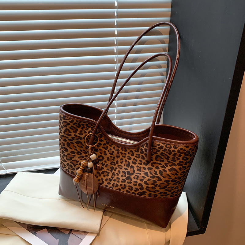 2026 niche fashion new retro Maillard matte tote bag color-block handbag leopard print underarm bag 2026 niche fashion new retro Maillard matte tote bag color-block handbag leopard print underarm bag