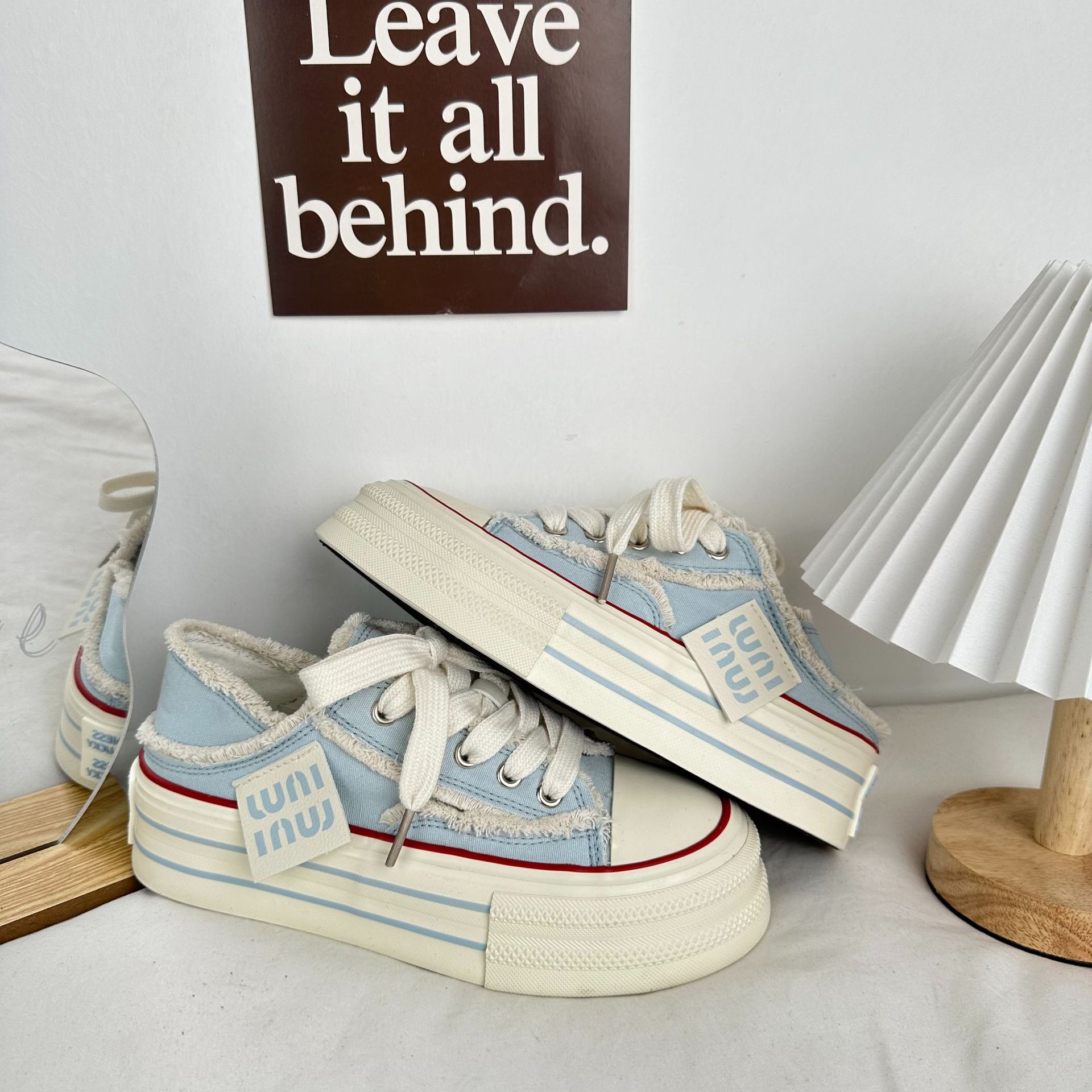 Longwave de fondo grueso de verano bajo nuevo zapato de lona para mujeres 2024 estudiantes transpirables aumentan el pie medio soporte zapatos blancos para mujeres