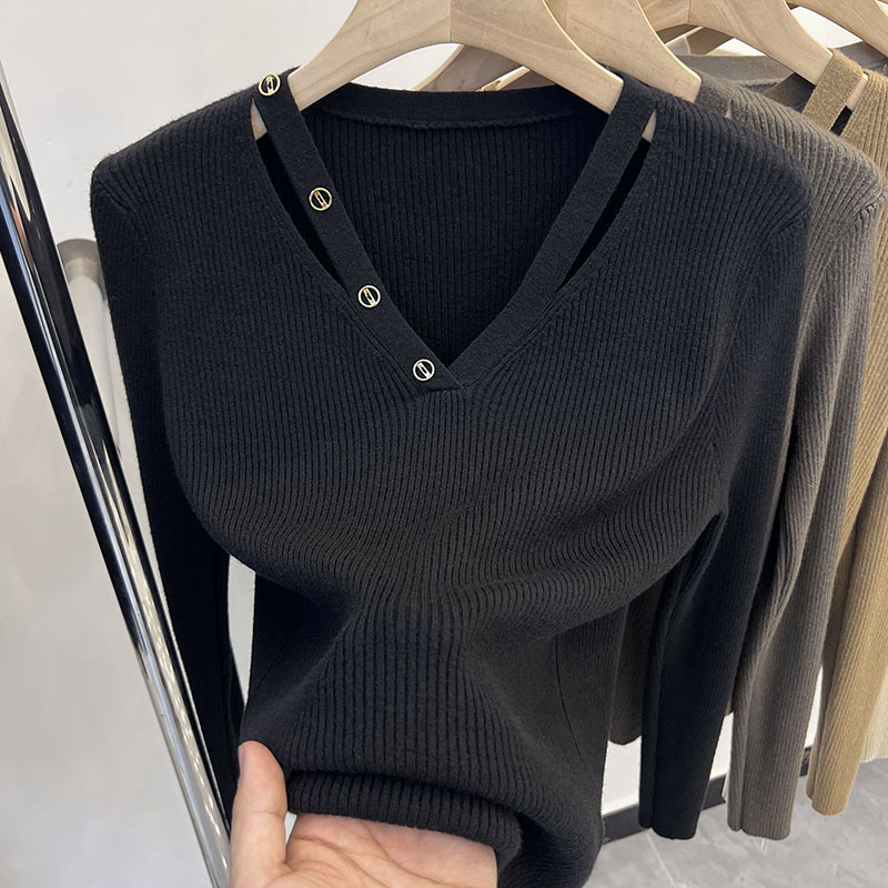 2024秋冬V领镂空设计感长袖针织衫女宽松打底毛衣洋气露锁骨