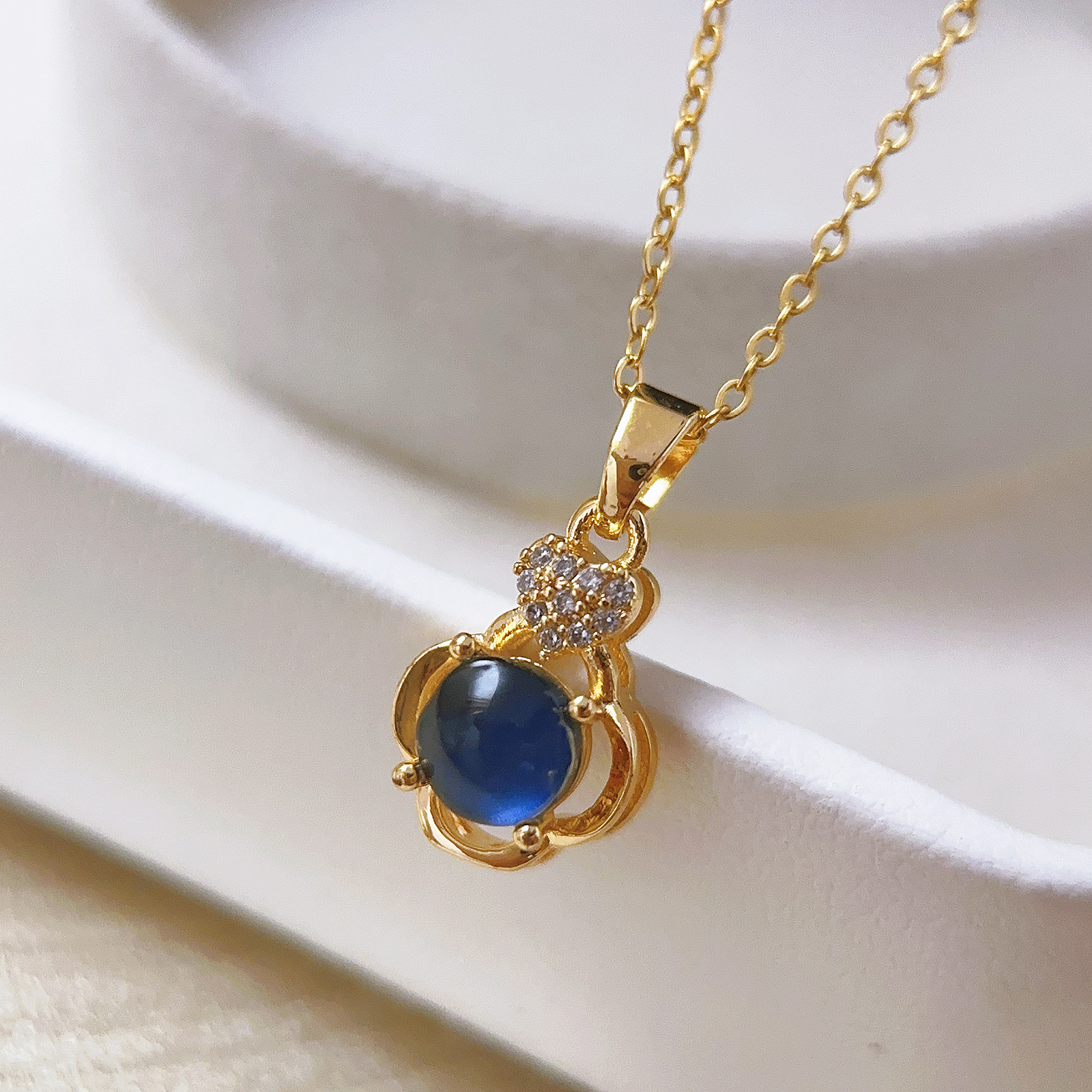 Elegante Europa y América nueva flor de cobre micro-pantalón de piedra de diamante temperamento lujoso hueco collar de diamante azul pernos de orejas para mujeres