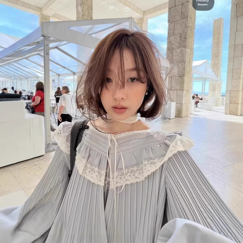 Now, Korean Designer Fle*Ta's Lace-Up Lace Collar Lantern Sleeve Pleated Shirt Is a Sweet Korean-Style Women's Fashion Item Now, Korean Designer Fle*Ta's Lace-Up Lace Collar Lantern Sleeve Pleated Shirt Is a Sweet Korean-Style Women's Fashion Item