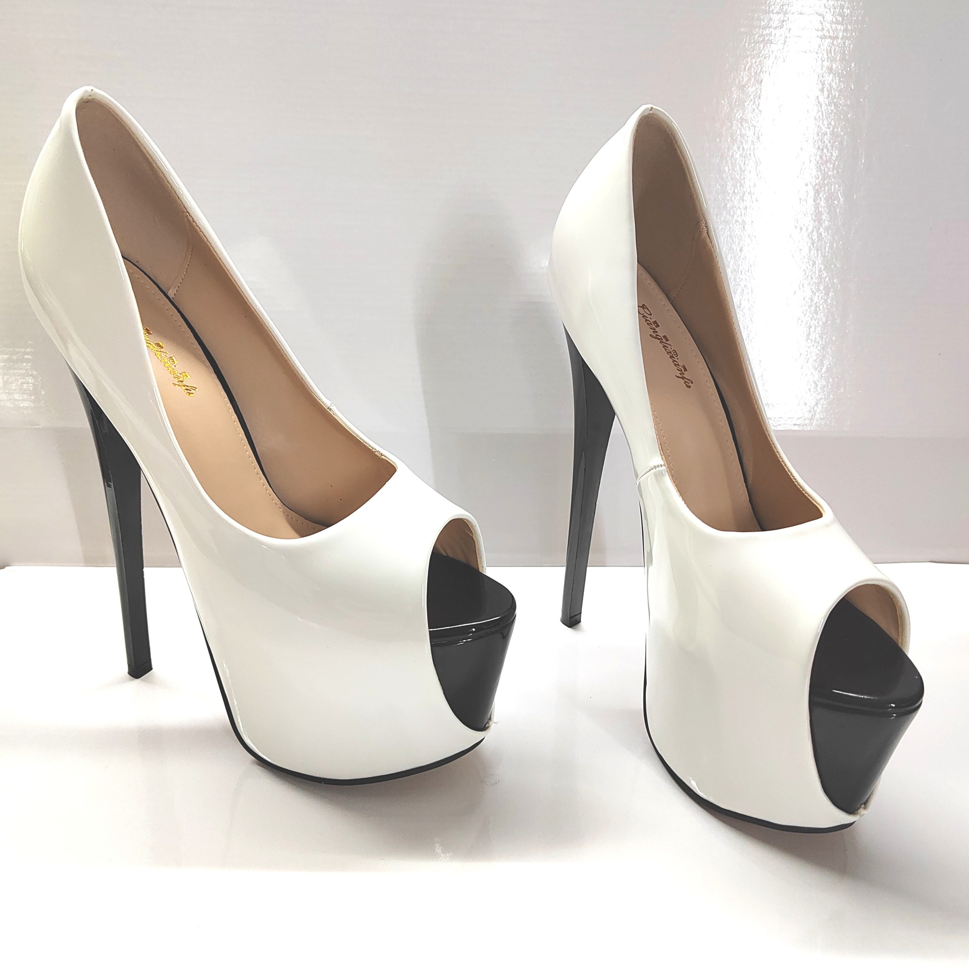 Giày sandal cao gót nữ hở mũi da sáng chế phối màu đen trắng gót siêu nhỏ 19 cm — Màu trắng