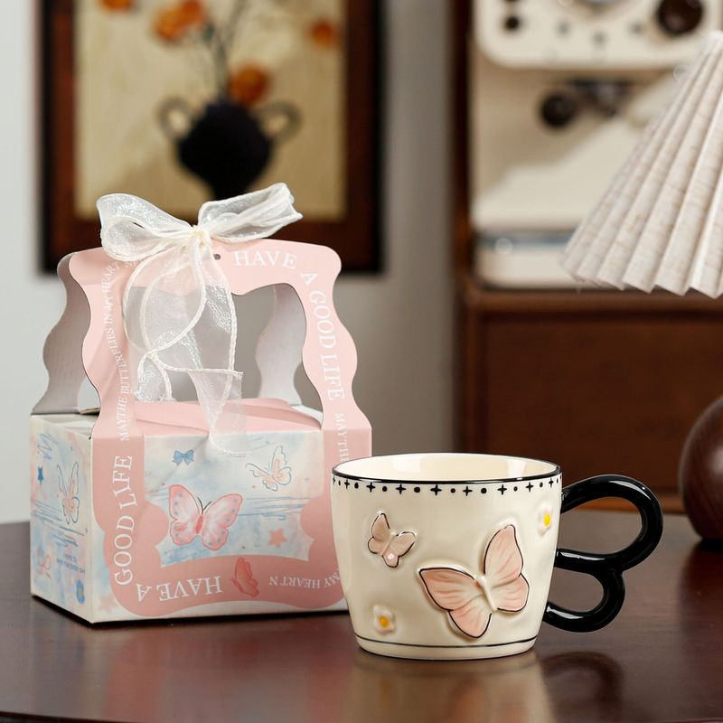 蝶のお土産マグカップはスプーン付きのかわいい女の子陶磁器のコップのギフトボックスにレトロな少女のコップのコーヒーカップを入れます。|undefined