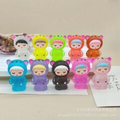 卡通透色夜光站姿抱抱女孩钥匙扣饰品树脂配件萌粒车载小摆件批发