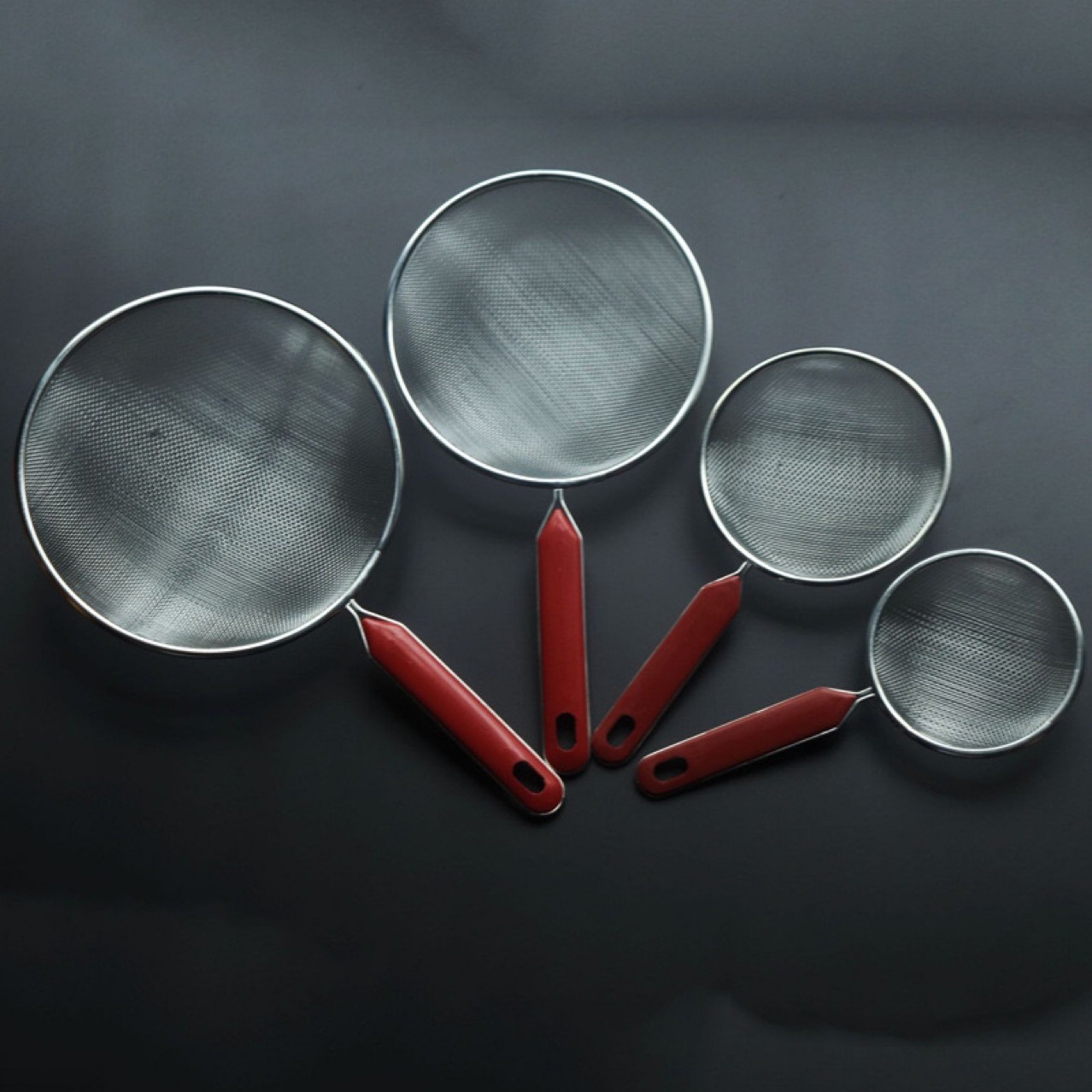 Tienda de dos yuanes al por mayor cucharas de aceite de hierro galvanizado cucharas de filtración de cocina de filtración de jugo de leche de soja cucharas de separación de aceite