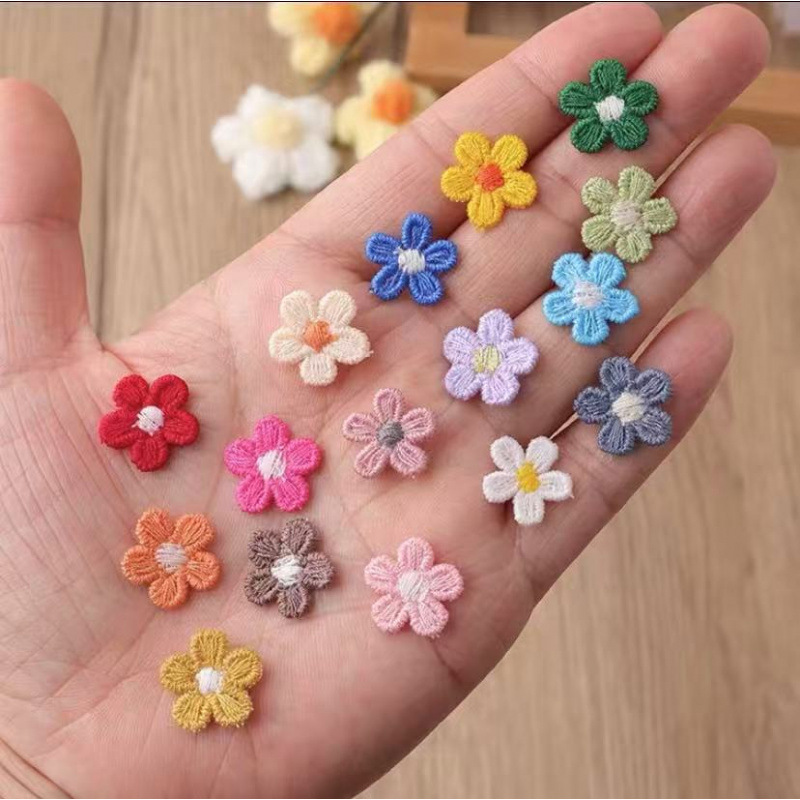 Mini çiçəkli parça yamaqlar, geyim və pərdə bəzəyi üçün