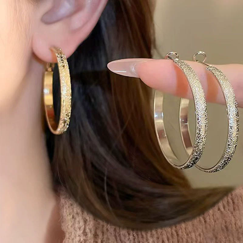 Серьги круга текстуры высокого уровня легкий и роскошный