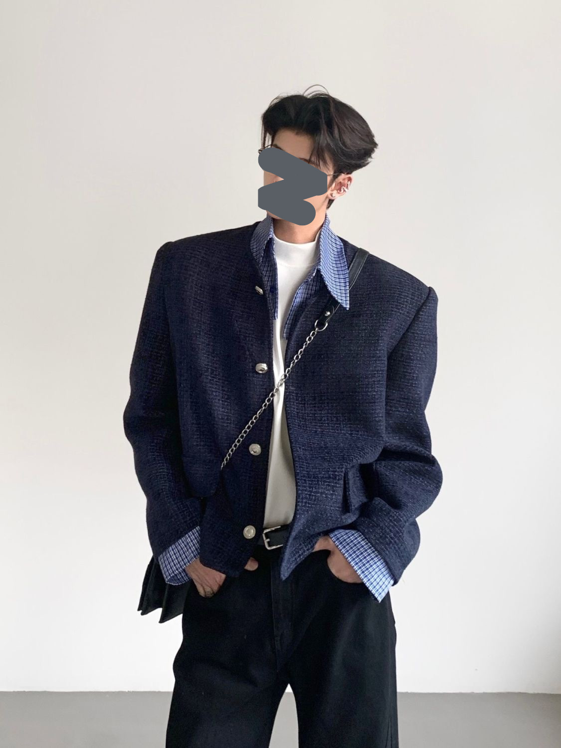 Veste patchwork idéale pour le printemps et l'automne, à porter avec une petite veste bleue parfumée à simple boutonnage._voghion.com