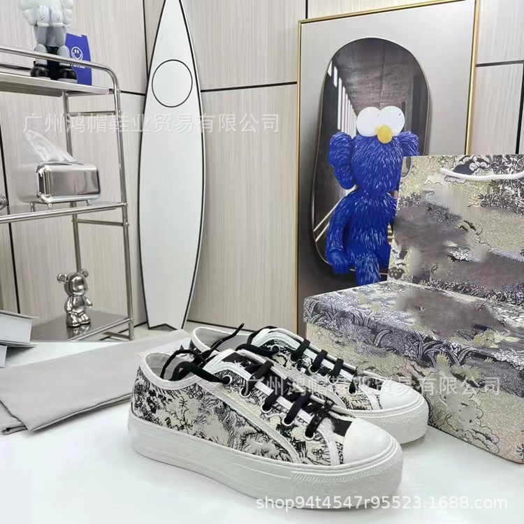 2024 Estación europea Primavera Nuevo estilo Bordado Alfabeto D Hogar Mujer Trendy ins Todo fósforo nicho Otoño Zapatos de lona plana Fondo plano